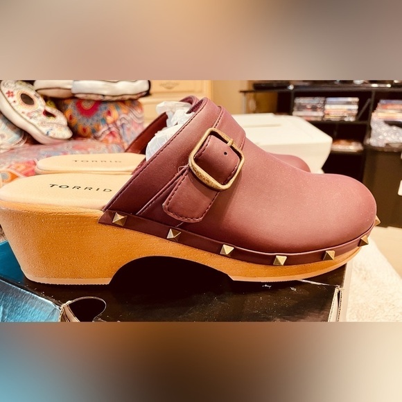 🌟HP🌟STUDDED CLOGS Torrid Roomy 8.5 Burgundy Wooden 3.5” Heel NEW Extra Comfy - Picture 1 of 13